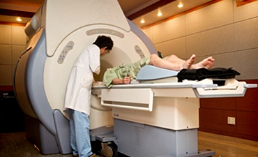 목동자생한방병원 자생치료의 특징-MRI 검사하는 환자와 의사의 모습