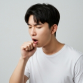 기침을 하고 있는  남성